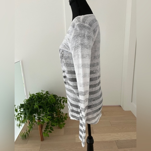 MONARI 100% Linen California Dreaming Long Sleeve Pullover Top Silver Metallic - Picture 3 of 11